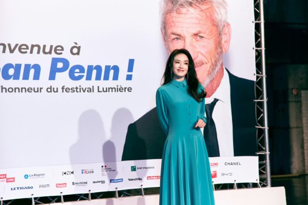 信达配资 舒淇导演大师班获影展致敬，三度泪洒电影节